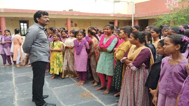 కష్టపడి చదివి ఉన్నతస్థానాలకు చేరుకోవాలి