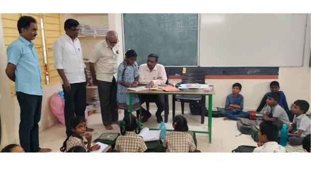 హెచ్‌ఎం, టీచర్లకు షోకాజ్‌ 