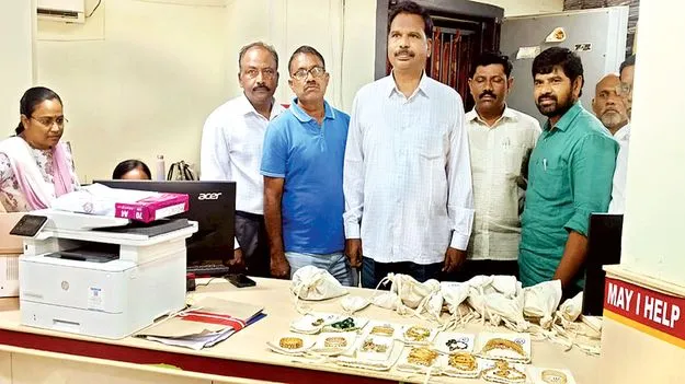     ఉద్యోగుల్లో ‘అవినీతి’ చెదలు