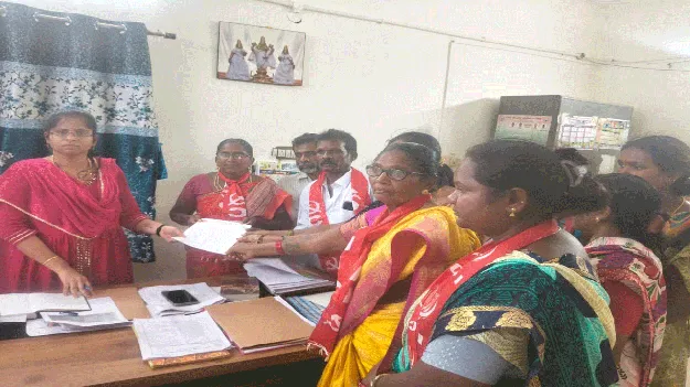 నిరుపేదలకు భూ పంపిణీ చేయాలి 