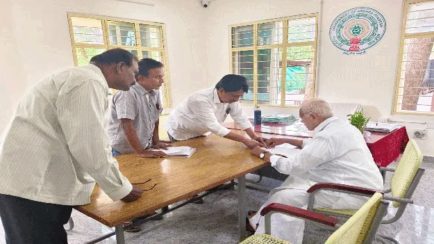 ఉద్యోగులు సమయ పాలన పాటించాలి : ఎమ్మెల్యే