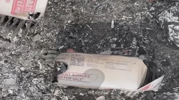 చెత్తకుప్పలో హెల్త్‌ క్లినిక్‌ మందులు