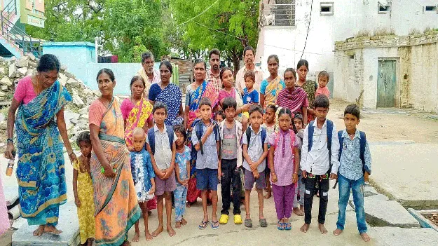 పాత పాఠశాలలోనే  పిల్లలను కొనసాగించాలి