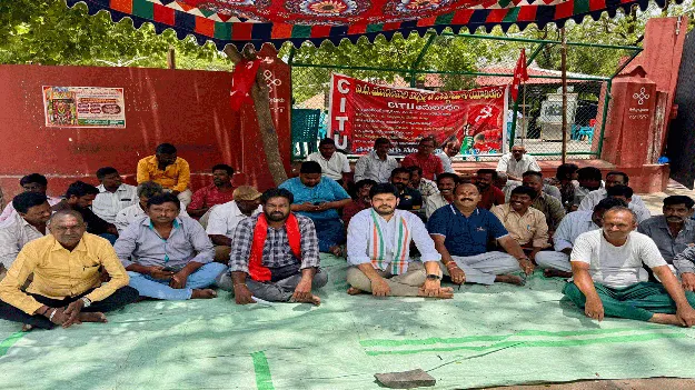 ఔట్‌సోర్సింగ్‌ కార్మికుల సమస్యలు పరిష్కరించాలి