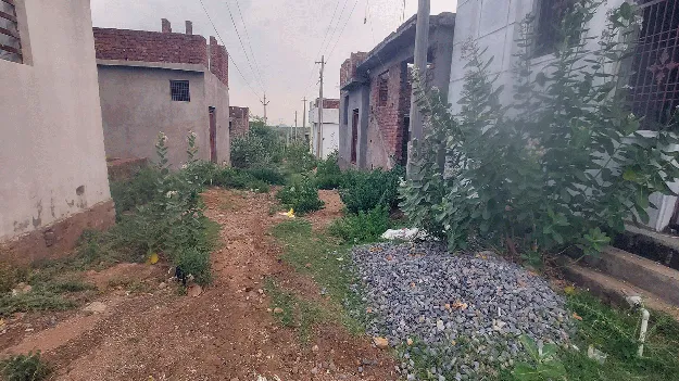 గృహాలు సరే.. రోడ్లు నిర్మించరా..?