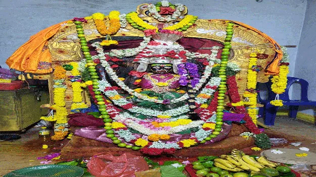 వేరుశనగ సస్యరక్షణ చర్యల్లో రైతులు 