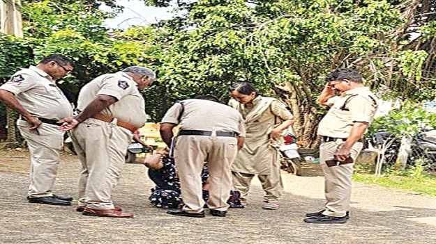 పురుగుమందు డబ్బాతో మహిళ హల్‌చల్‌