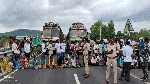 kumaram bheem asifabad-డ్రైనేజీ నిర్మించాలని గ్రామస్థుల రాస్తారోకో