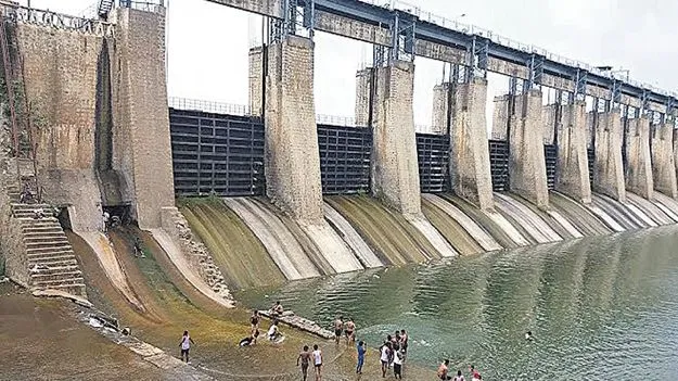 Manjira Barrage: మంజీరా బ్యారేజీ పిల్లర్లకు పగుళ్లు