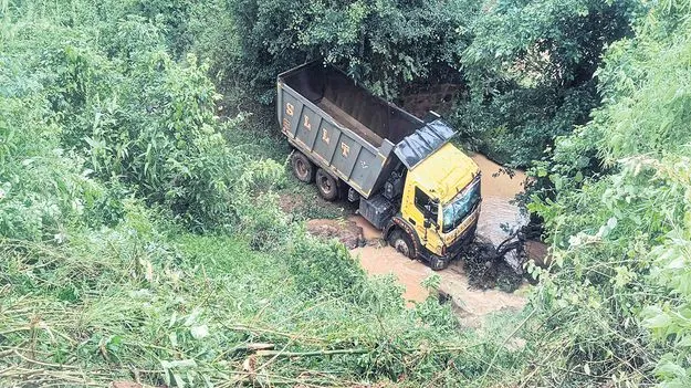 వేర్వేరు ప్రాంతాల్లో రెండు లారీలు బోల్తా