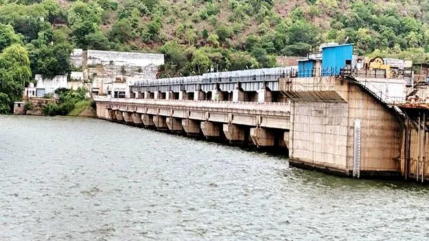 శ్రీశైలం జలాశయానికి కొనసాగుతున్న వరద