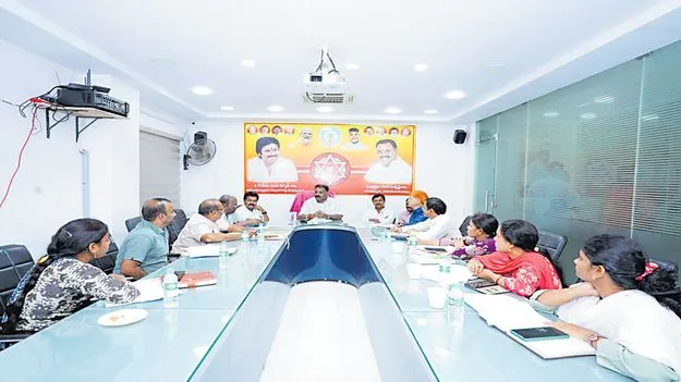 లాభసాటి పంటలపై దృష్టి సారించాలి