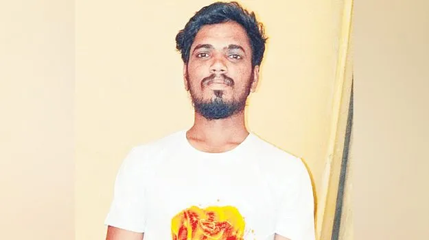 Road Accident: బైక్ను ఢీకొన్న కారు.. డ్యాంలో పడ్డ యువకుడు