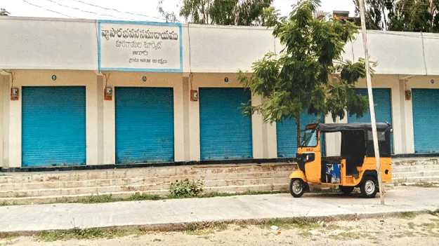 అక్కరకు రాని దుకాణాలు