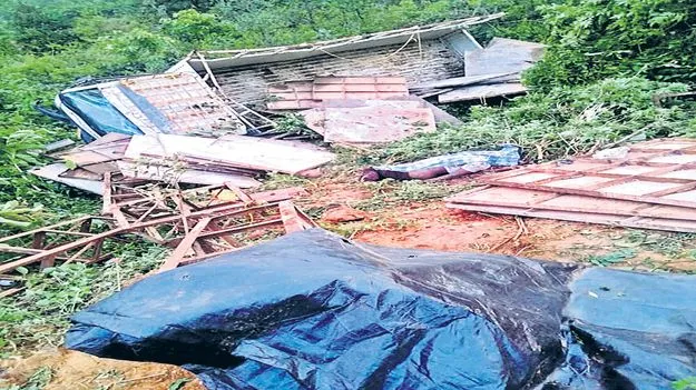 అంటబొంగు ఘాట్‌లో వ్యాన్‌ బోల్తా