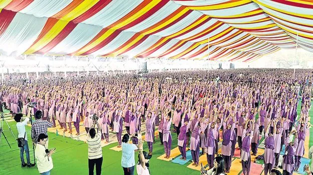 యోగా వేడుకలకు అడవి బిడ్డలు