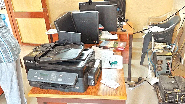 There is no work in the secretariats! సచివాలయాల్లో పనులు కావట్లే!