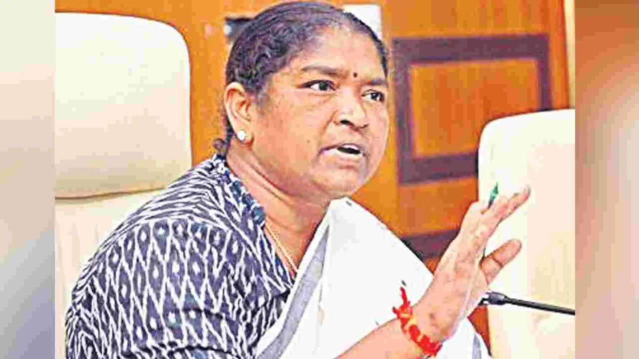 Seethakka: పట్టణ రోడ్లకు దీటుగా పల్లెరోడ్లు