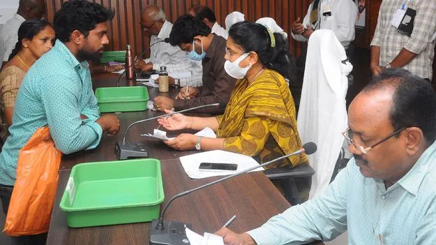 కొడుకు గెంటేశాడు