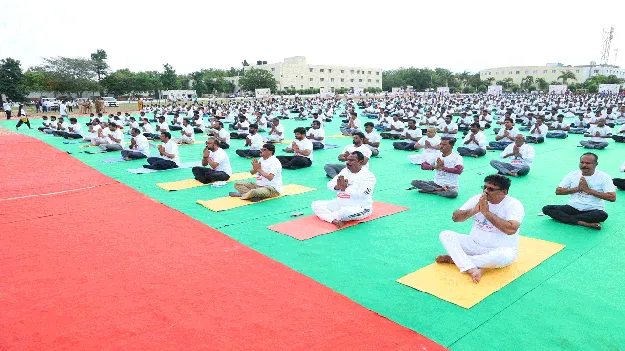 యోగాతో ఆరోగ్యం.. ఆనందం