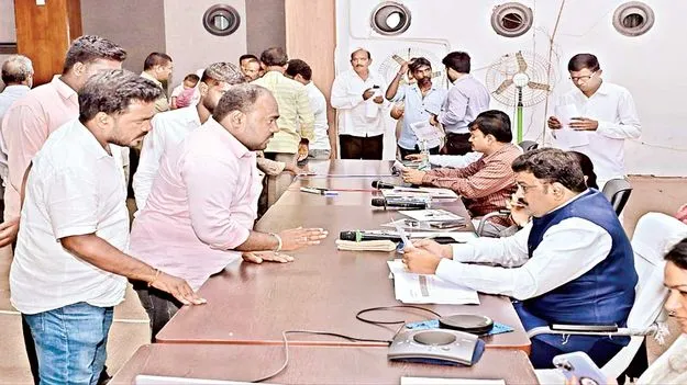 ప్రజలతో బాధ్యతగా వ్యవహరించాలి 