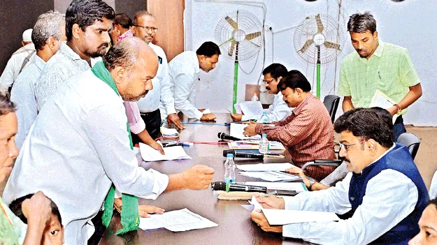 హాస్టల్‌ వార్డెన్లపై చర్యలు తీసుకోవాలి