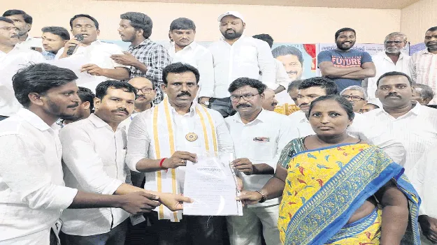  డబ్బులు వసూలు చేస్తే తాట తీస్తా