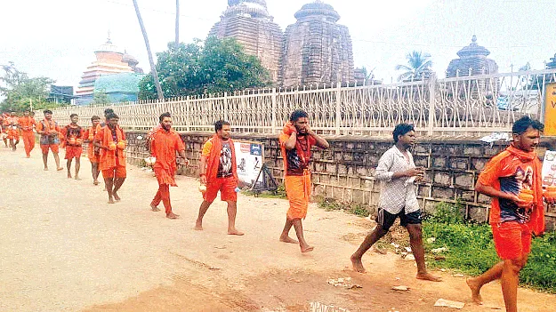 శ్రీముఖలింగంలో శివస్వాముల సందడి