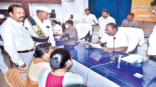 అర్జీల పరిష్కారంలో నిర్లక్ష్యం వద్దు