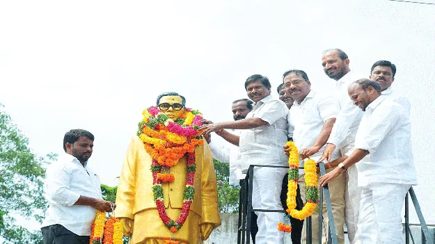 మహేంద్రనాథ్‌ అడుగుజాడల్లో నడవాలి