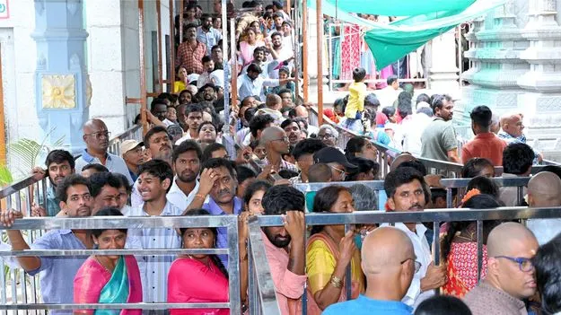 వరసిద్ధుడి దర్శనానికి 4 గంటలు