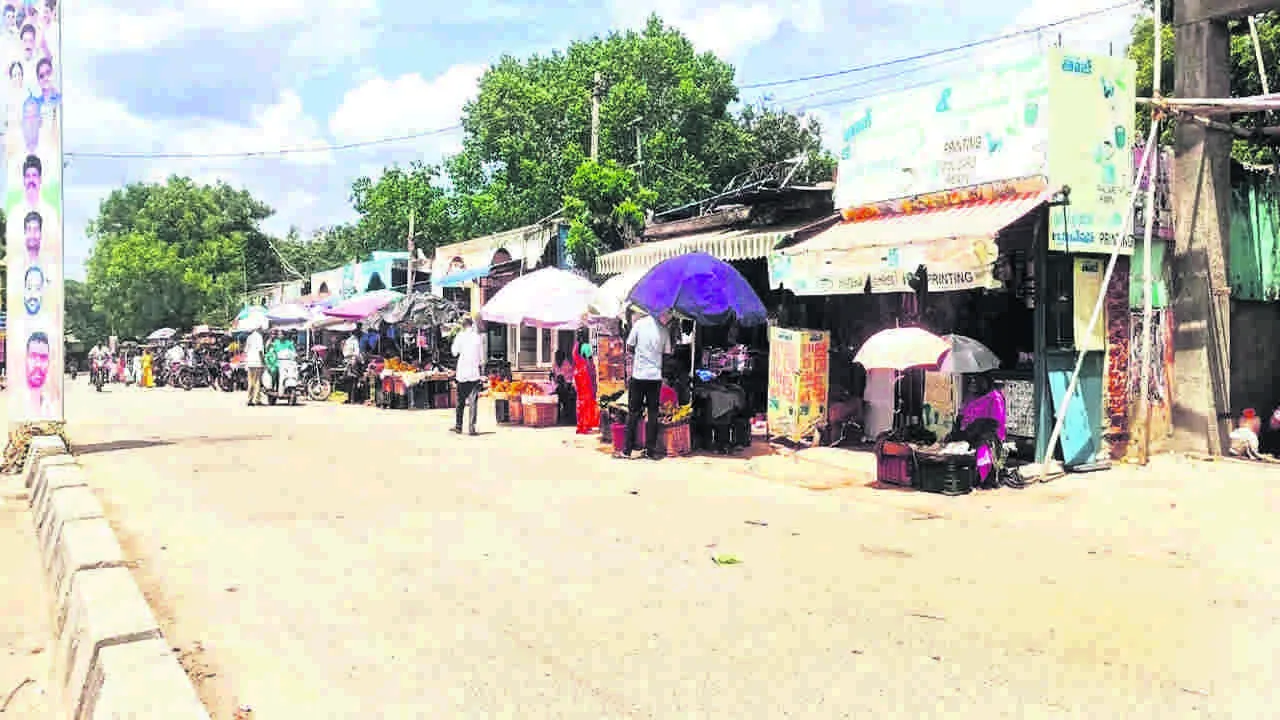 ROAD: దుకాణాల ఎదుట తొలగని రేకులు