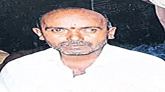 రైలు ఢీకొని టీడీపీ నాయకుడి మృతి