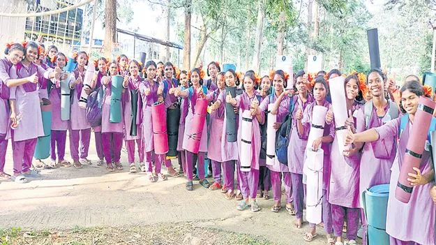 గిరి విద్యార్థుల ఆనందోత్సాహం