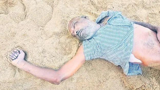 సముద్ర తీరంలో రాళ్లలో చిక్కుకుని ఆటో డ్రైవర్‌ మృతి