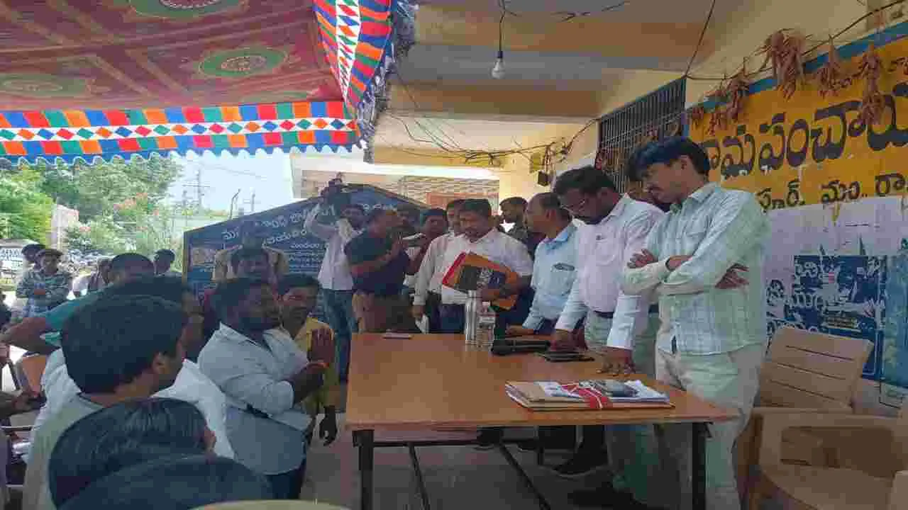 ఇండస్ర్టీయల్‌ పార్క్‌కు భూములు ఇవ్వం