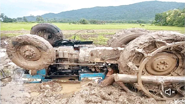 ట్రాక్టర్‌ బోల్తా పడి రైతు మృతి  