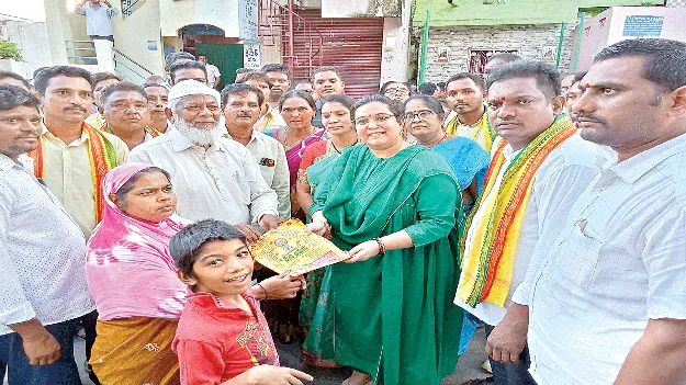 ప్రభుత్వ కార్యక్రమాలను ప్రజలకు వివరించండి 