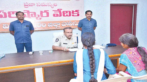 బాధితుల సమస్యలను పరిష్కరించాలి: ఎస్పీ 