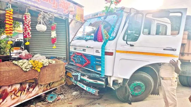 చౌటుప్పల్‌ జాతీయ రహదారిపై లారీ బీభత్సం