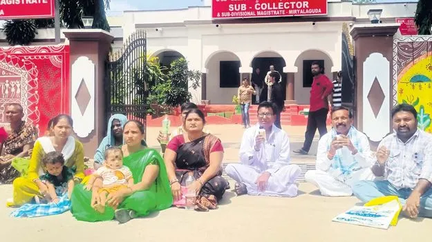 భూములు ఆక్రమించిన వారిపై చర్యలు తీసుకోవాలి