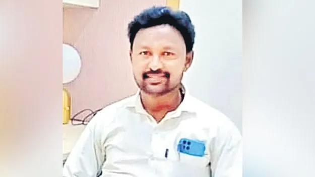 Accident: ఆగి ఉన్న కారును ఢీకొన్న లారీ.. ఒకరి మృతి