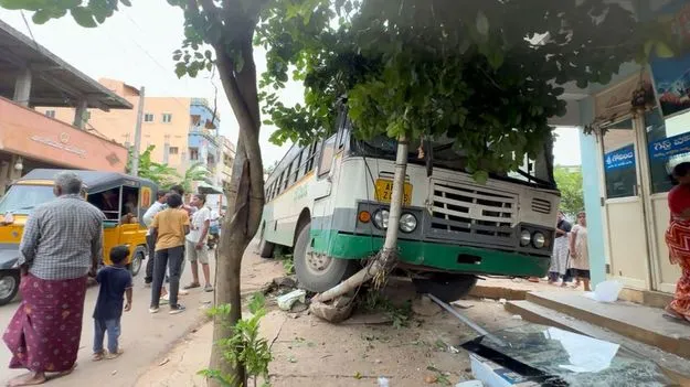 దూసుకెళ్లిన ఆర్టీసీ బస్సు