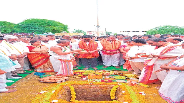 కురుమూర్తి ఆలయ అభివృద్ధకి కృషి