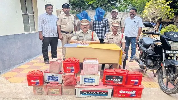 బ్యాటరీలు దొంగతనం చేస్తున్న ఇద్దరు అరెస్టు