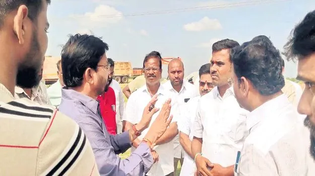 పరిహారం ఇచ్చాకే పనులు ప్రారంభించాలి 