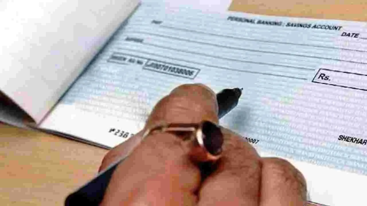 Cheque Scam: సీఎంఆర్‌ఎఫ్‌ చెక్కుల గోల్‌మాల్‌.. హరీశ్‌రావు కార్యాలయ మాజీ సిబ్బంది 