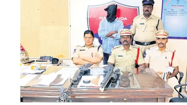 నెమలి, జింక మాంసం విక్రేత అరెస్ట్‌