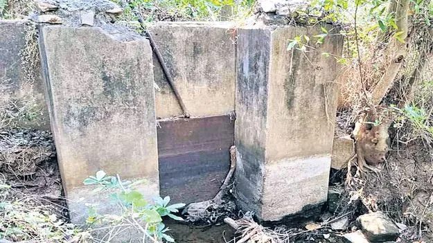 పాడైన గేట్లు.. పారని నీరు