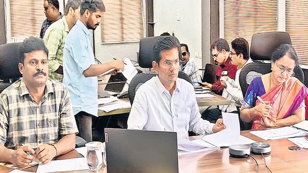 రెవెన్యూ సేవలపై కలెక్టర్‌ అసంతృప్తి